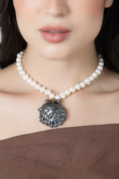 Concha La Perla Negra Chocker