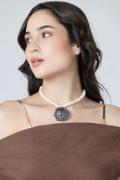 Concha La Perla Negra Chocker